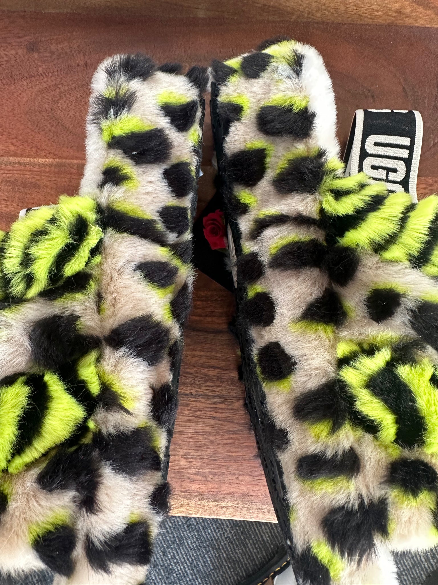 UGG fluffy black + neon green sandals
