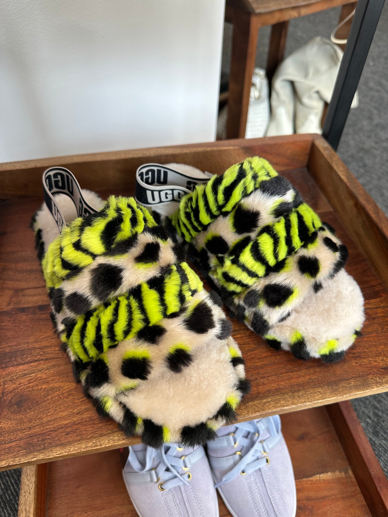 UGG fluffy black + neon green sandals
