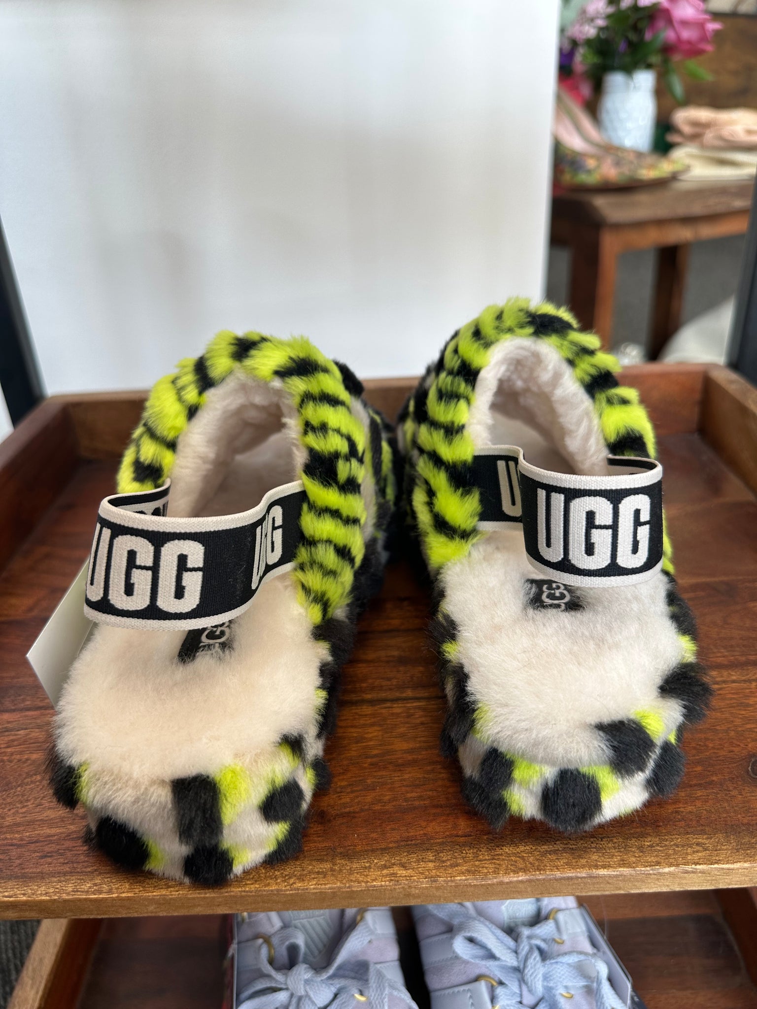 UGG fluffy black + neon green sandals